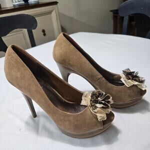Heart in D Taupe Peep Toe Platform Stiletto Heels Floral Detail sz 6 1/2